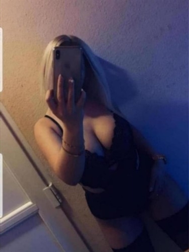 Curvy natural body escort Eztelle Rome