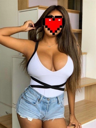 Stunning petite escort Nattanee Darwin